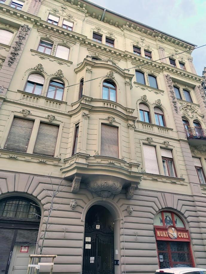 Апартаменты Hi!5 Spacious Palotanegyed